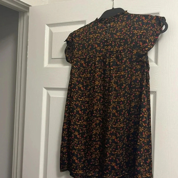 Old Navy Pre Owned flower print tank blouse with faux mini sleeve. Size Large. - Picture 3 of 5